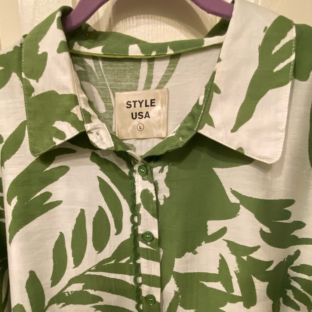 Green and White Floral Button-Up Shirt - Picture 4 of 5
